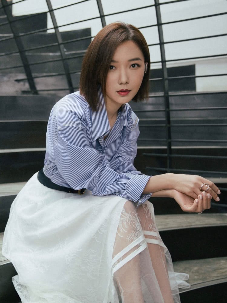 原创发型太重要,同穿衬衫白色纱裙,王珞丹美回少女,刘涛却大气知性