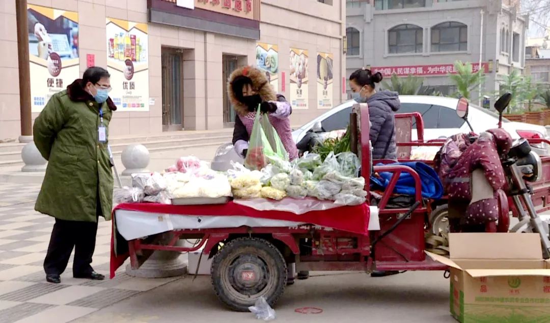 疫情一线党旗飘临洮县水投公司党支部群众点好菜党员志愿者送上门