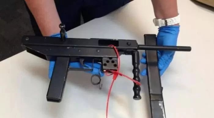 美国警察缴获的自制武器水管枪真的不算啥枪管绑着木头见过吗