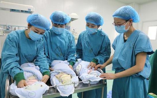 原创产妇刚生下男婴6天后又诞下双胞胎看到性别爸爸乐坏了