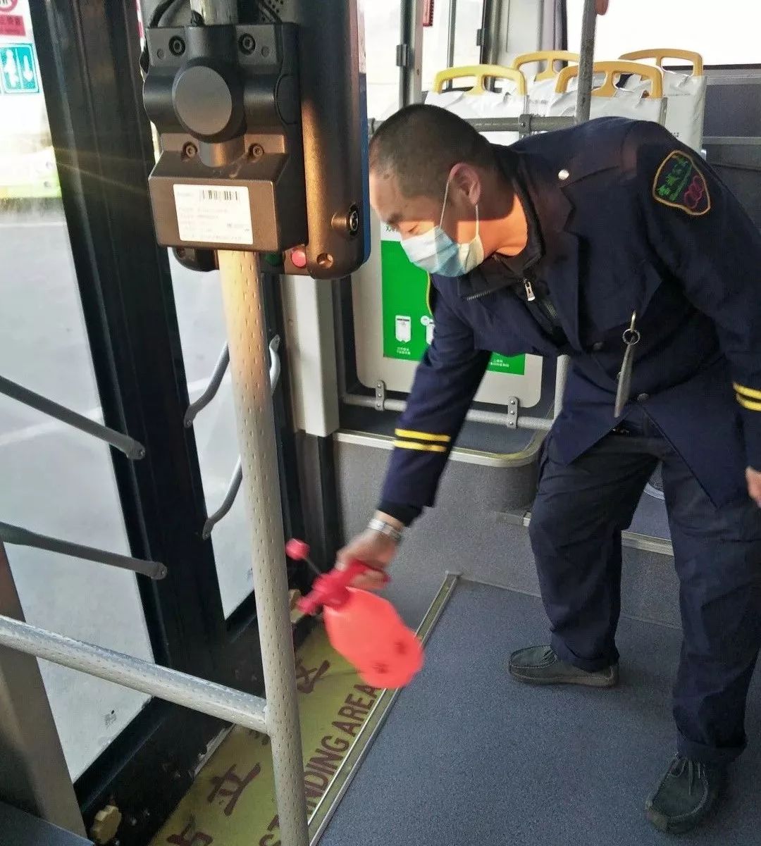 请转发!公交送您回家,请戴口罩上车