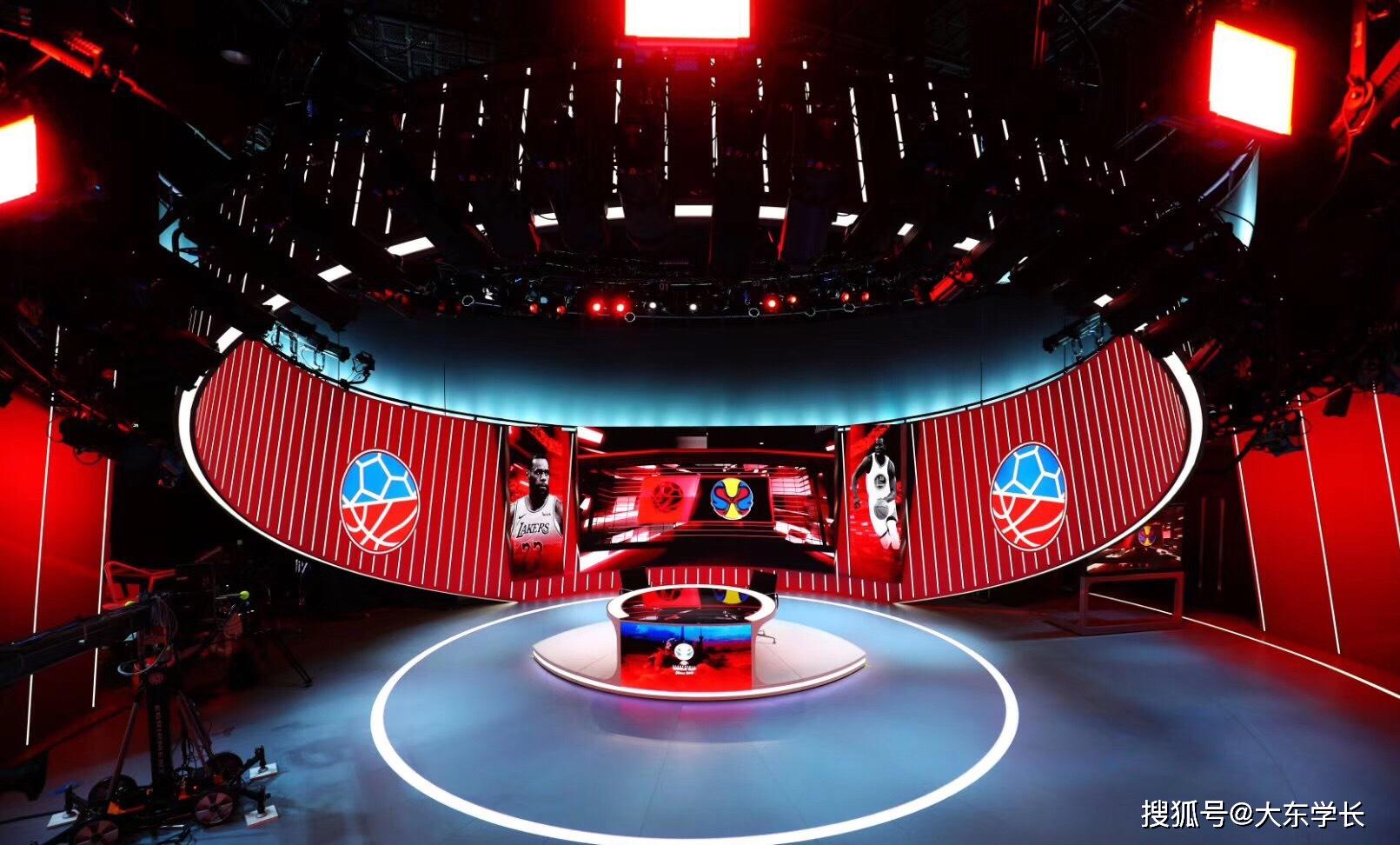 勇士队地板上的"武汉加油",是腾讯还是nba的感人之举?