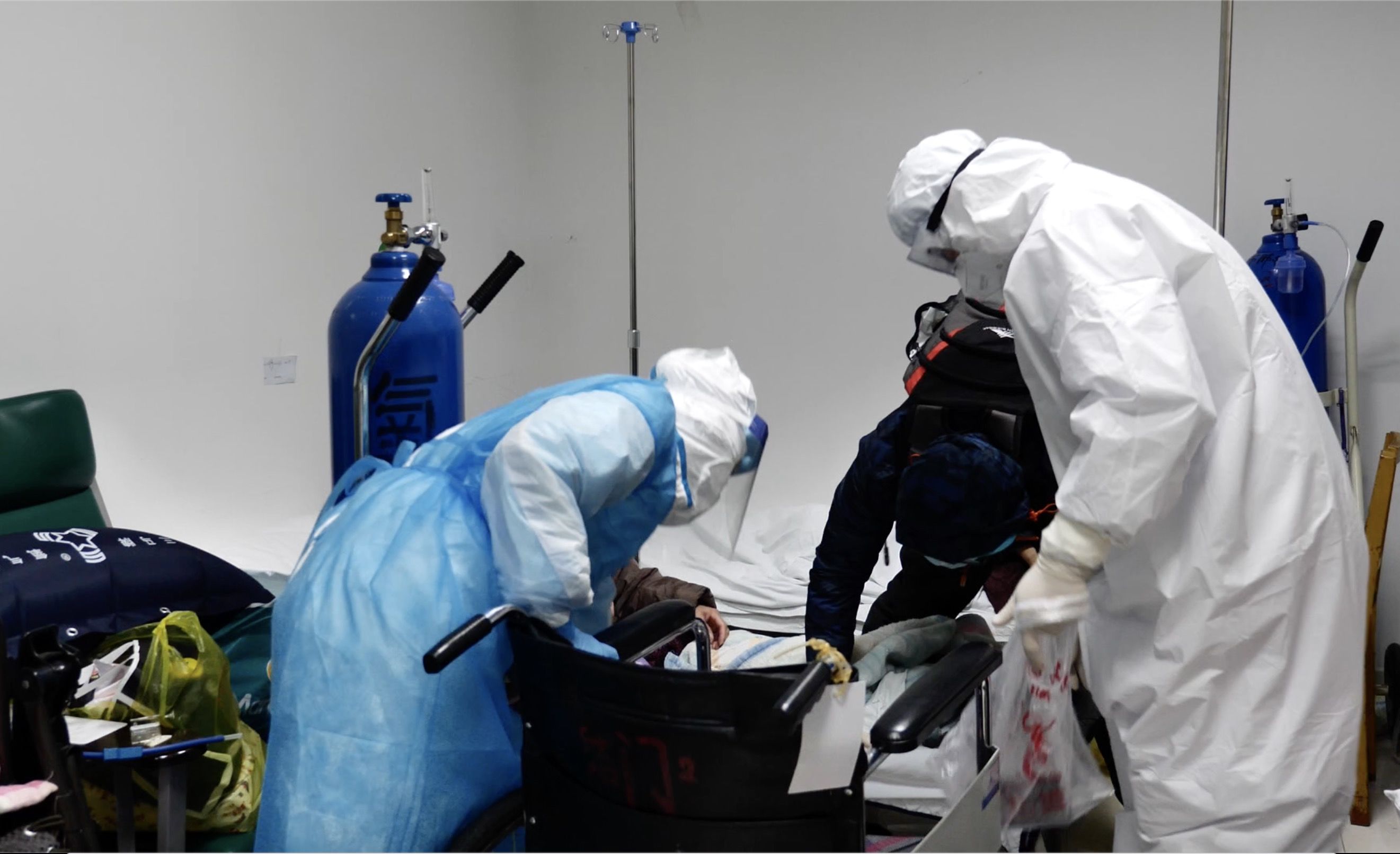 特写|"应收尽收"总攻下的发热门诊:深夜,终于难得安静_抗疫_澎湃新闻