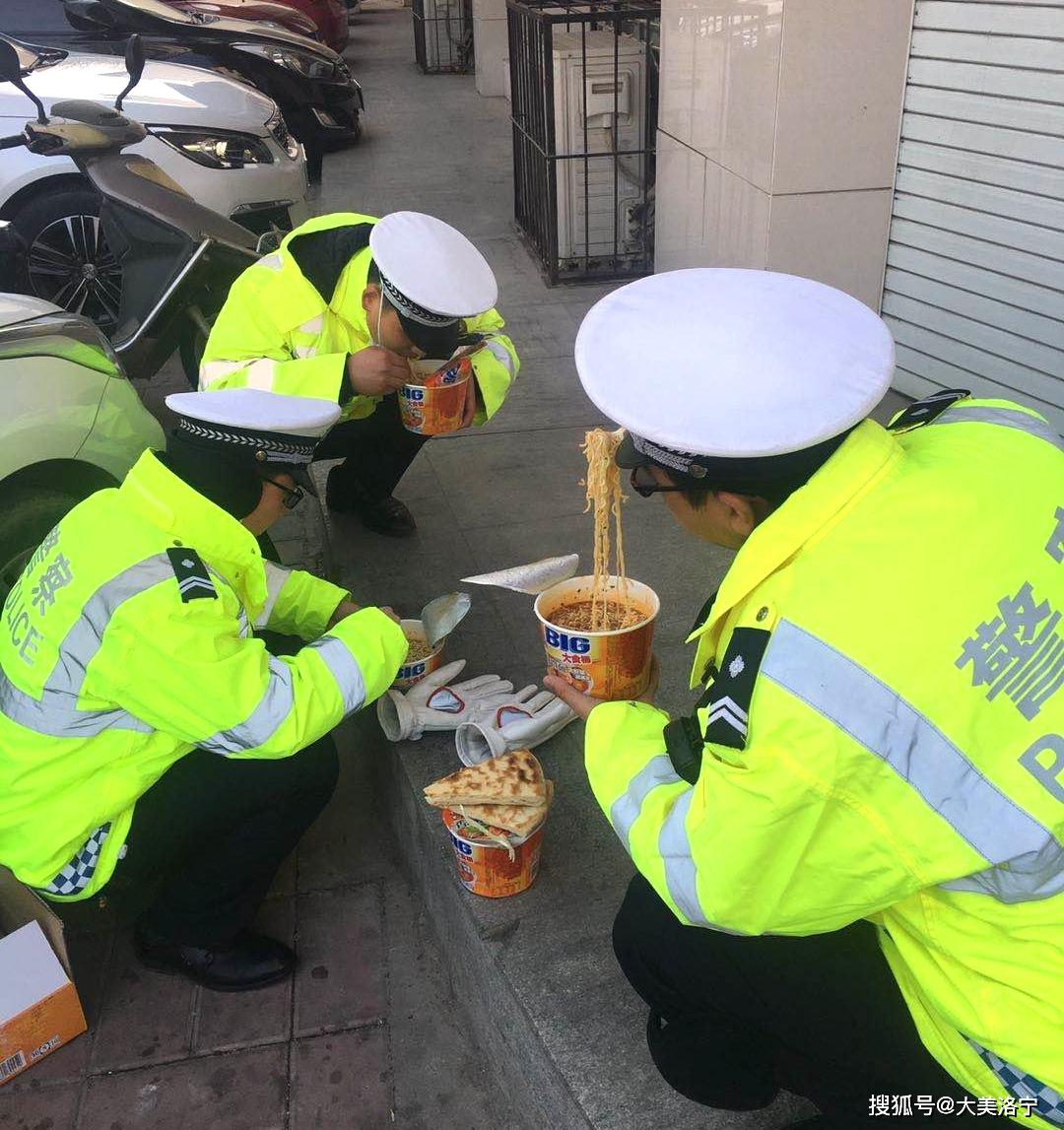 警察在路边吃饭图片