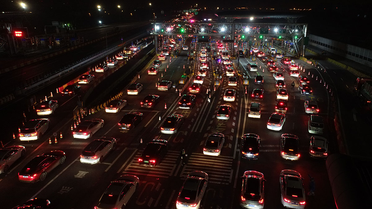 昨夜上海道口严阵以待,朱桥检查站入沪车辆一度排队5公里