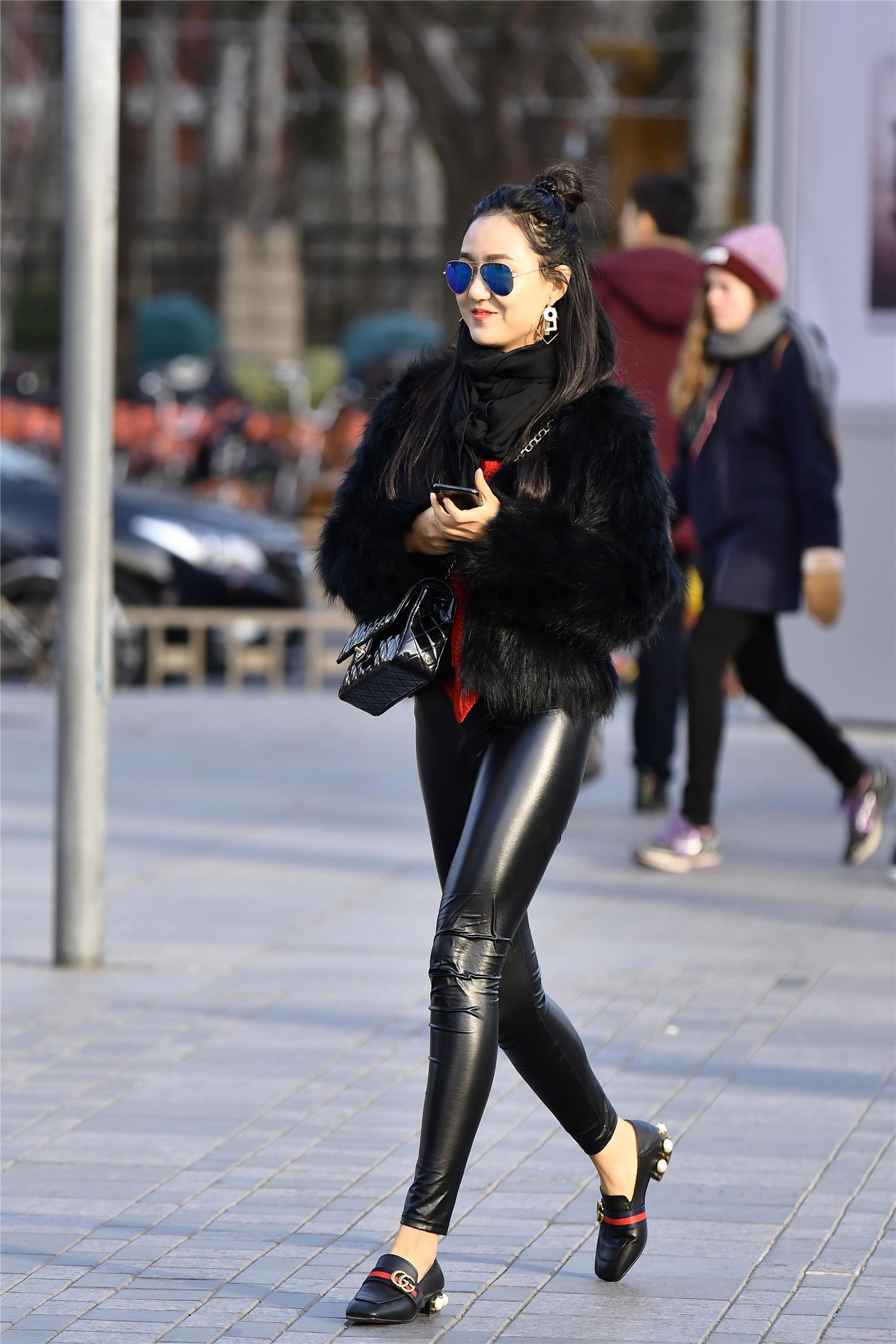 黑色紧身皮裤搭配皮草穿出显身材的时尚感觉搭配出时尚气质