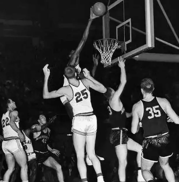 博班戏耍戴维斯上面我们说到,戴维斯的臂展已经很出色,不过在博班面前