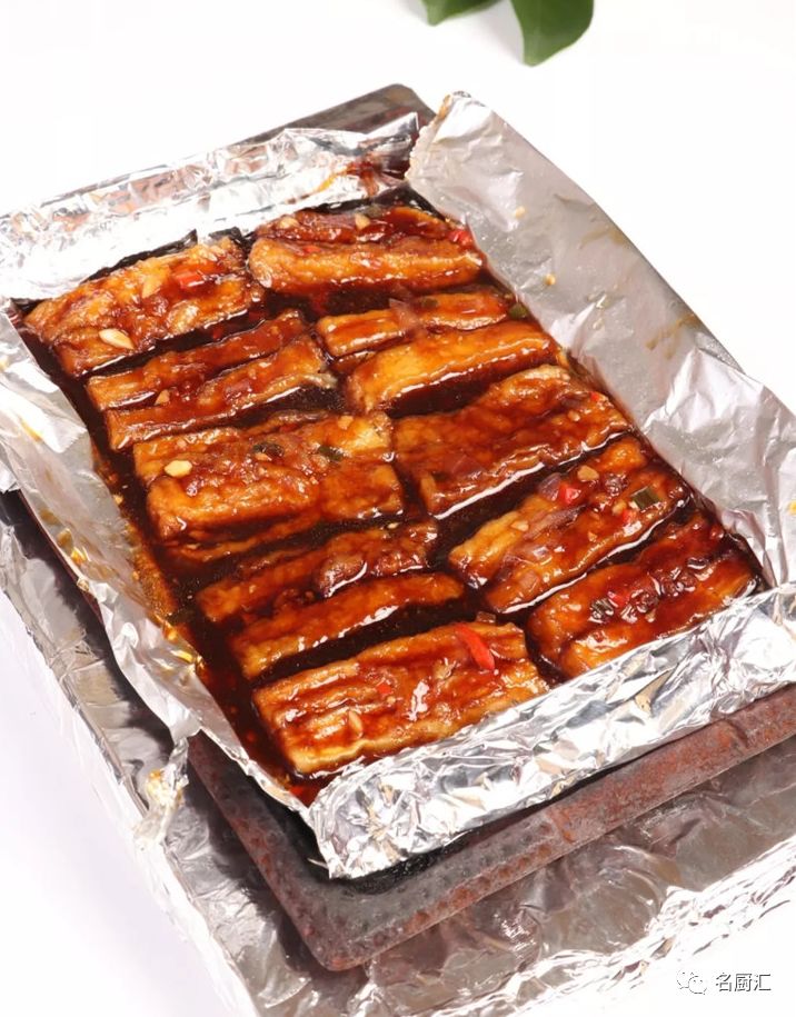 克爆香,倒入1份预制好的牛肉及原汤,加炸好的红椒以及黑豆腐竹段120克