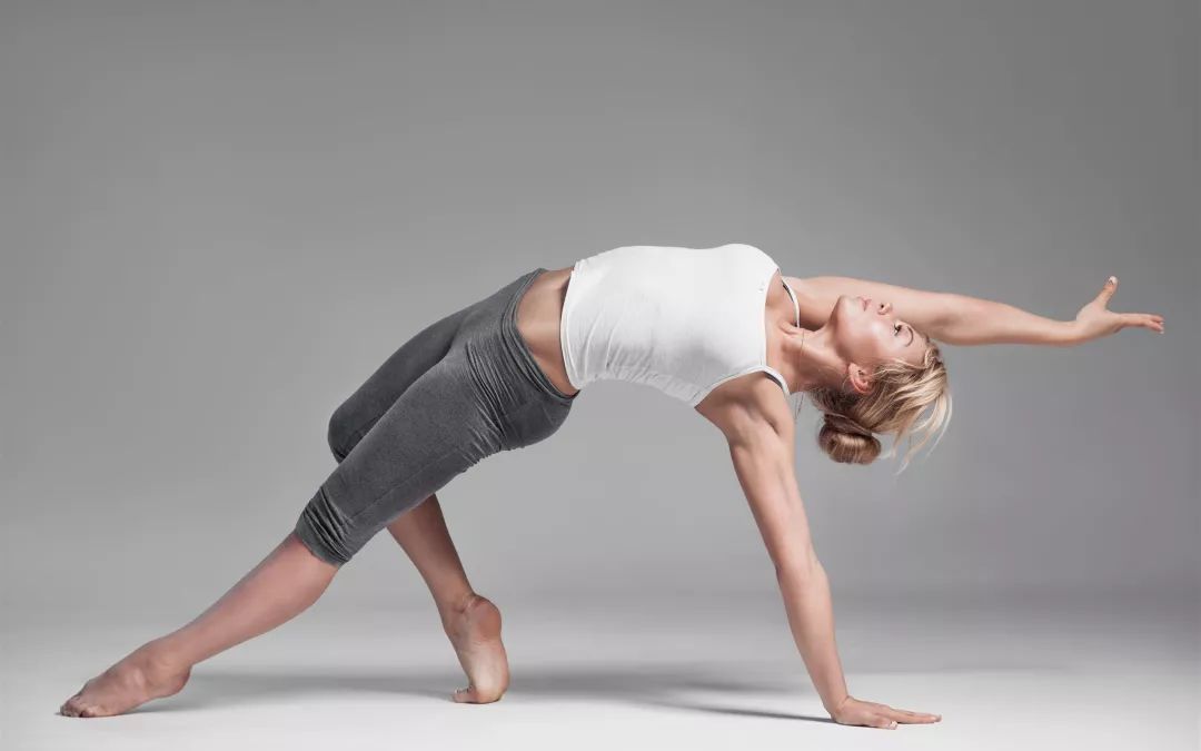 原创41岁颜丹晨美极了微卷长发配浅色风衣凹造型知性优雅感爆棚