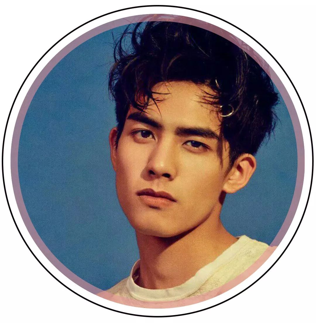 他脸已经很成熟了,身材和气质还相对比较稚嫩,再历练几年气质会更沉稳