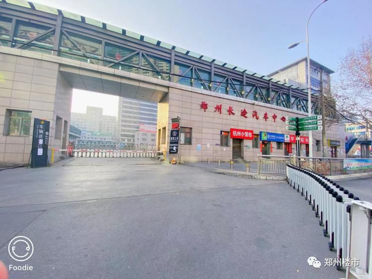 空无一人的  郑州东站更加开阔,零星几个戴着口罩,提着行李的旅客匆匆