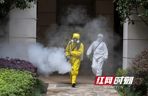组图丨积极防控疫情 长沙多个小区对公共设施消毒