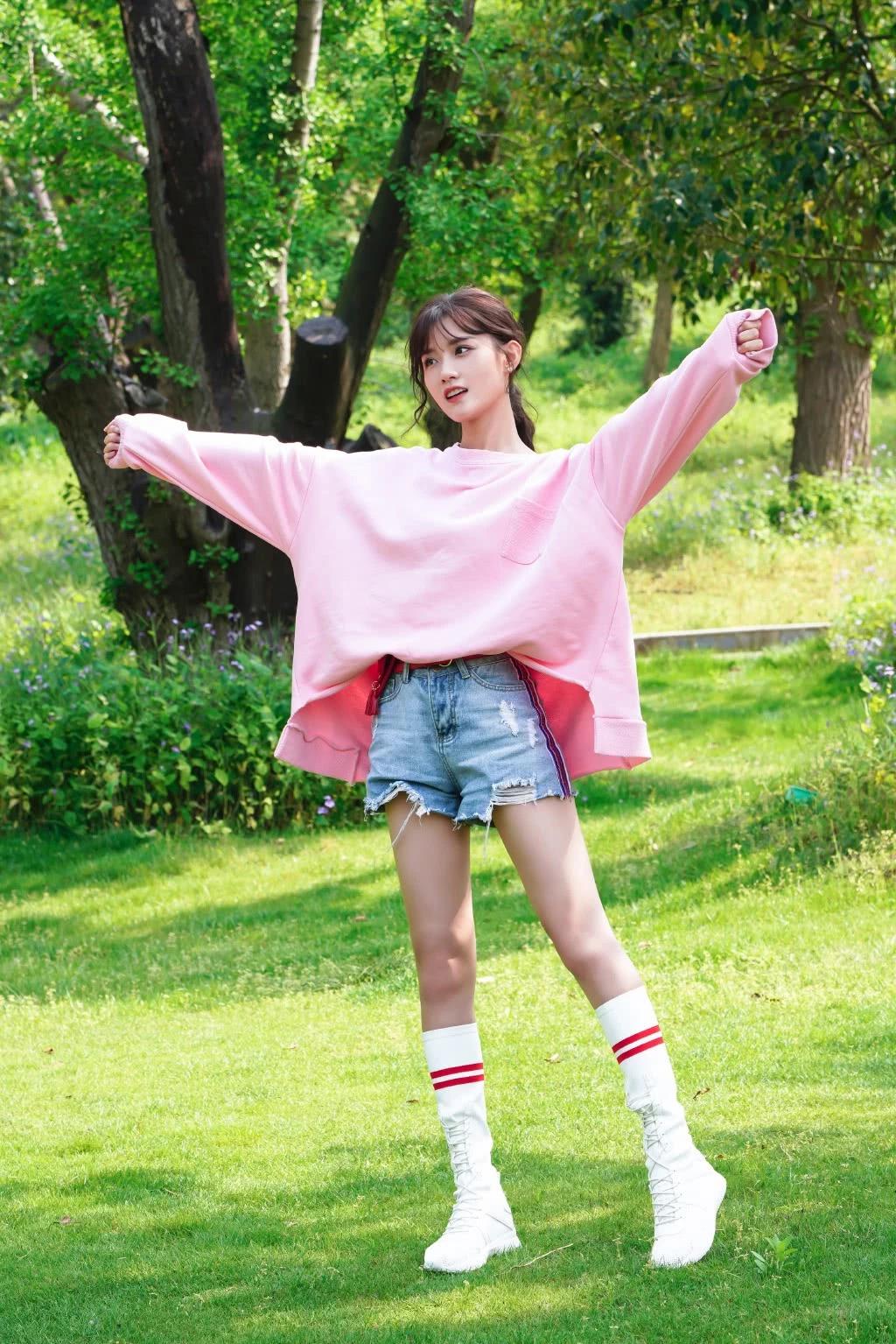 她被《创造101》淘汰,今穿粉色t恤侧编麻花辫,尽显甜美可爱_陈意涵