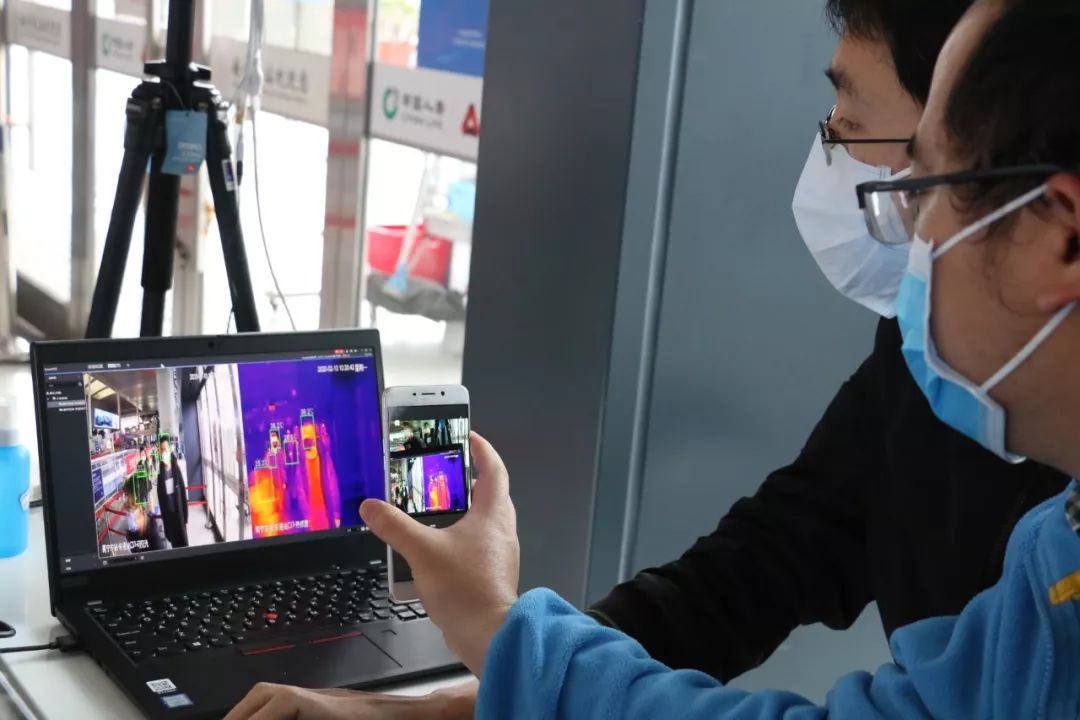 南宁火车东站已经配置有2台热成像无感测温仪器,能够做到无接触,快速