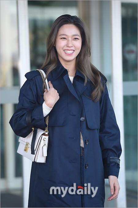 2月9日 上午,韩国女团aoa成员雪炫为参加时装秀而从仁川机场启程飞往