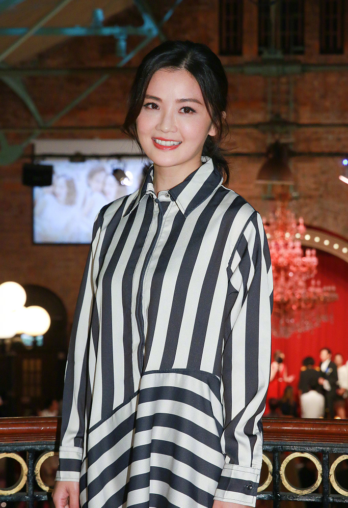 原创阿娇携老公亮相活动不忘穿闺蜜装与阿sa都穿衬衫筒靴对比太尬