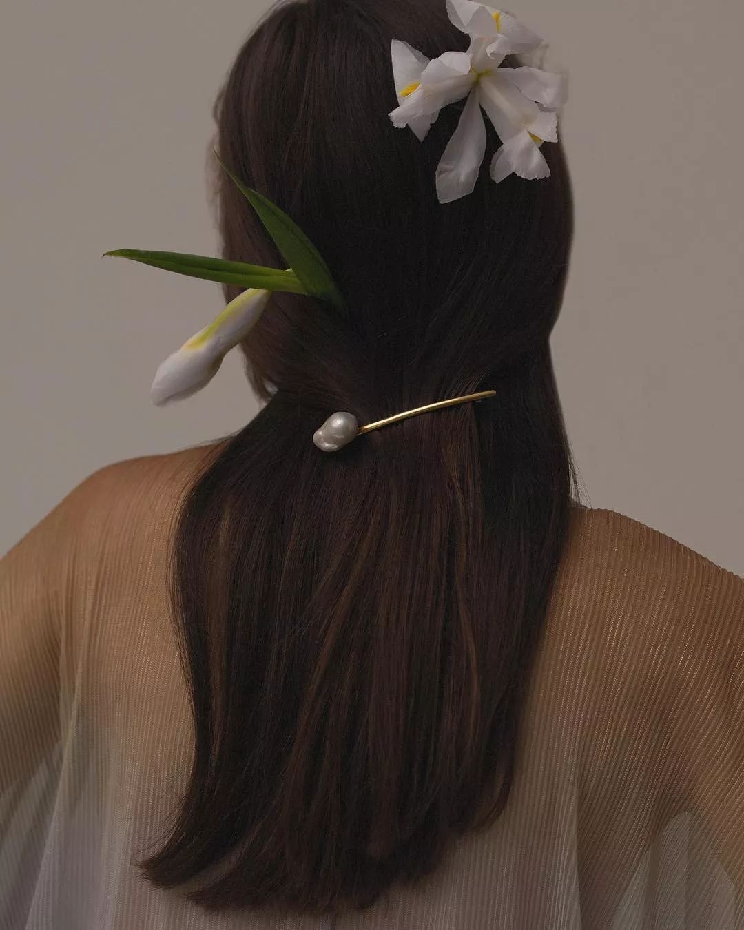 古典油画般的意境中记录着从少女到满头银丝的优雅orchid22以珍珠光泽