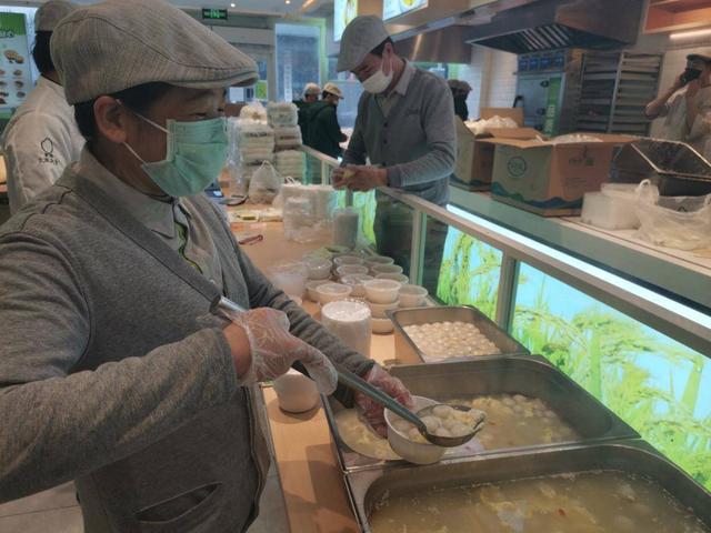 注:热乎乎的菜品 汤圆送至协和医院2月8日下午4点,大米先生的工作人员