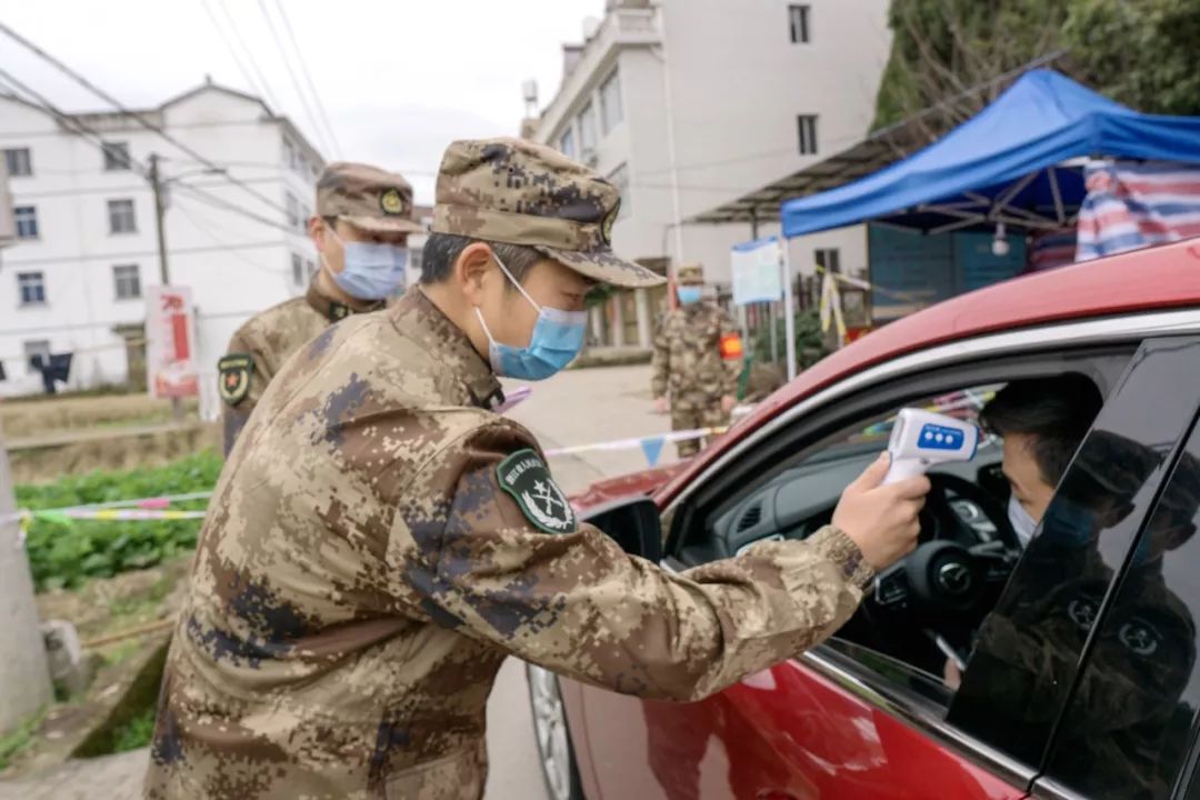 陈灿杰说道:"在现在这种形势下,我们军人更要生活的