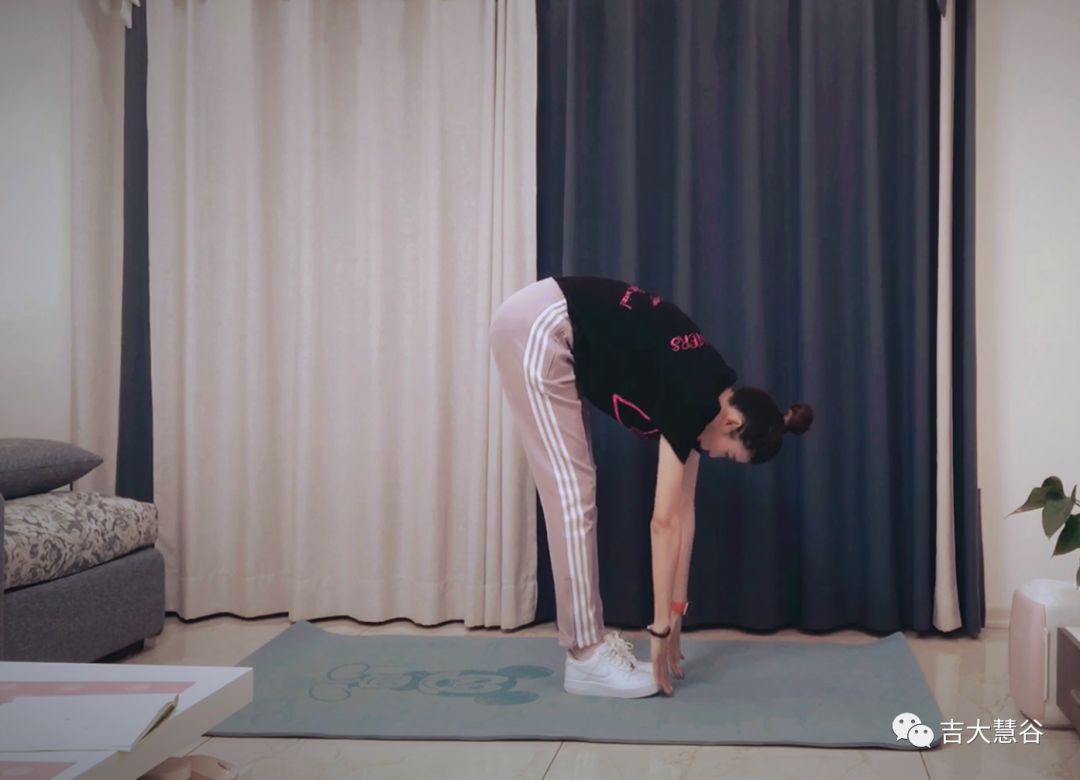 双脚站立式压腿1柔韧性练习平板支撑4半蹲起3站立推墙2和家人比赛扳