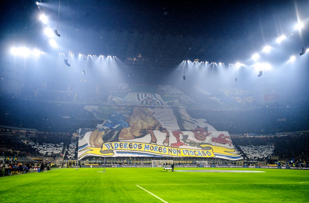 这个夜晚的圣西罗/梅阿查球场有太多的剧情,从一开始的tifo之战,双方