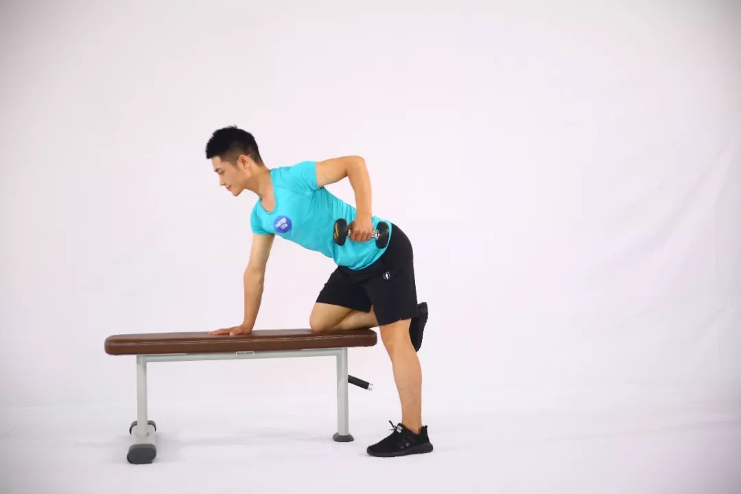 哑铃单臂俯立划船5注意事项:选择合适的重量,避免肘关节过分外展.