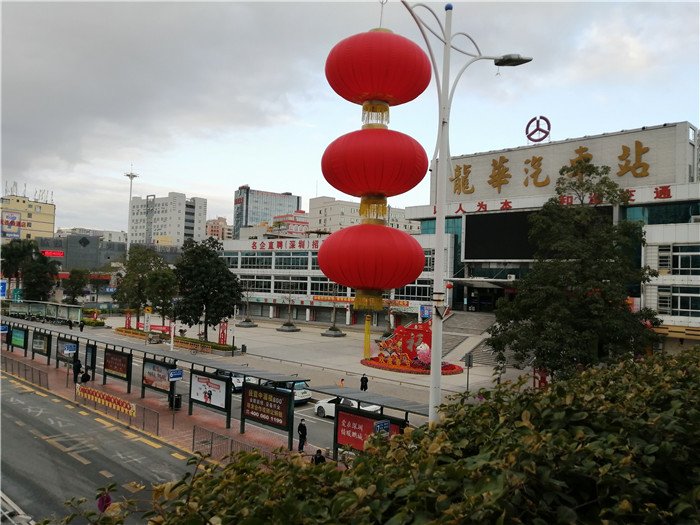 疫情下的深圳龙华站在天桥上看龙观路