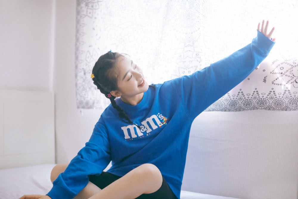 原创张钧甯撞衫00后邓恩熙,同穿碎花连衣裙,加件皮衣气场立马不同