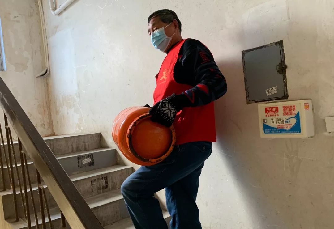 变身大力士扛煤气瓶盐官退休老书记上岗防控一线