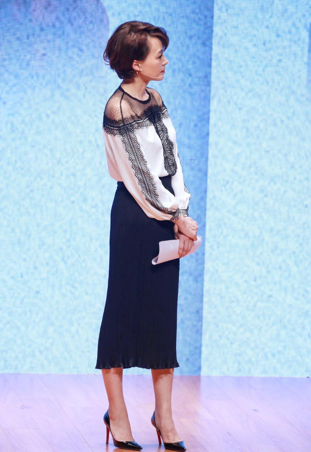 原创46岁董卿不显老,穿蓝色西服内搭同色针织衫高贵大气,自带高级感