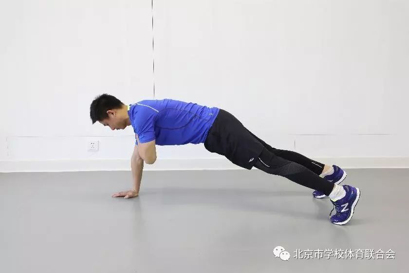 重心稍向左臂移动,右手摸左侧肩膀,回准备姿势支撑稳定后,重心向右臂