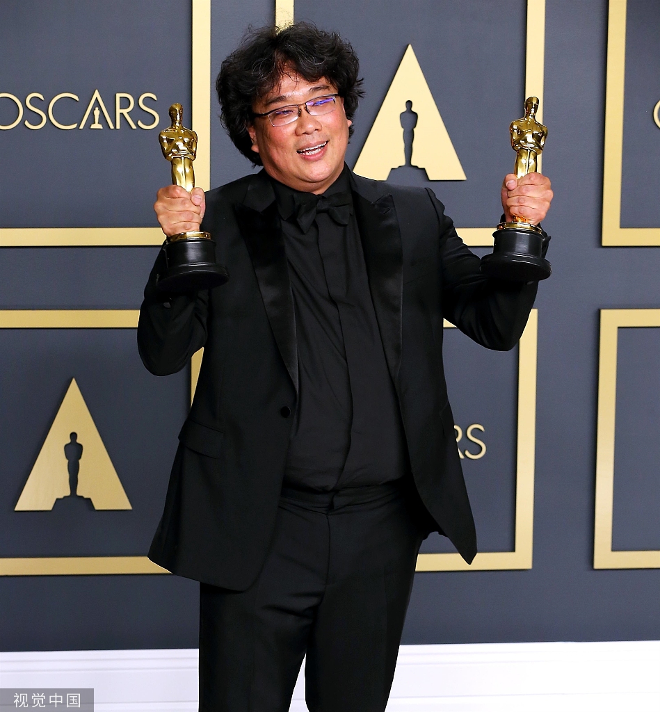 奥斯卡颁奖礼后台 奉俊昊手持双金人喜笑颜开