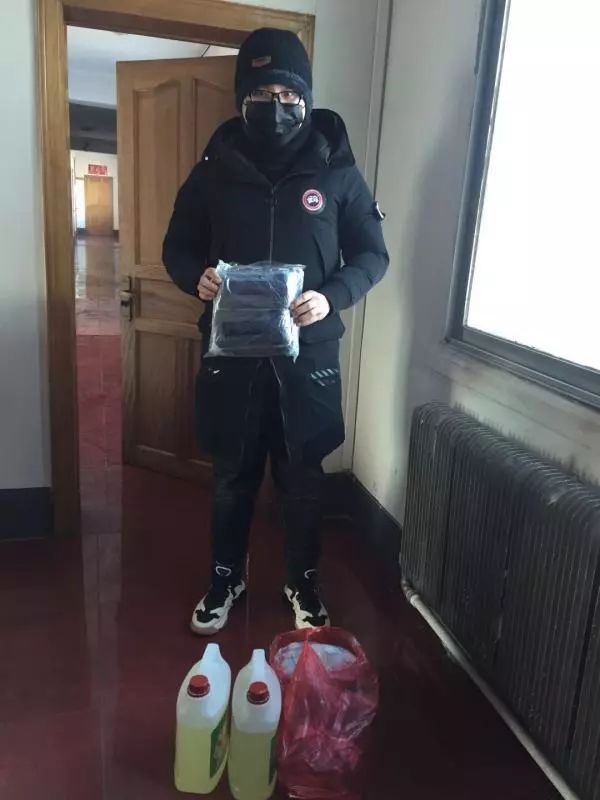 村民陈治良带来的消杀用品以及慰问品忠旺社区居民朱正华是一名退伍