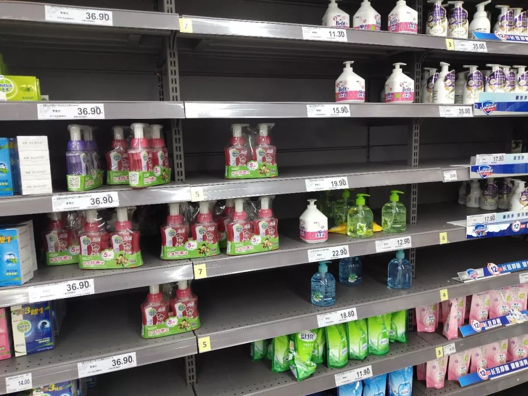 家乐福员村店有少量抑菌洗手液超市在家用消毒类产品上都出现供不应求