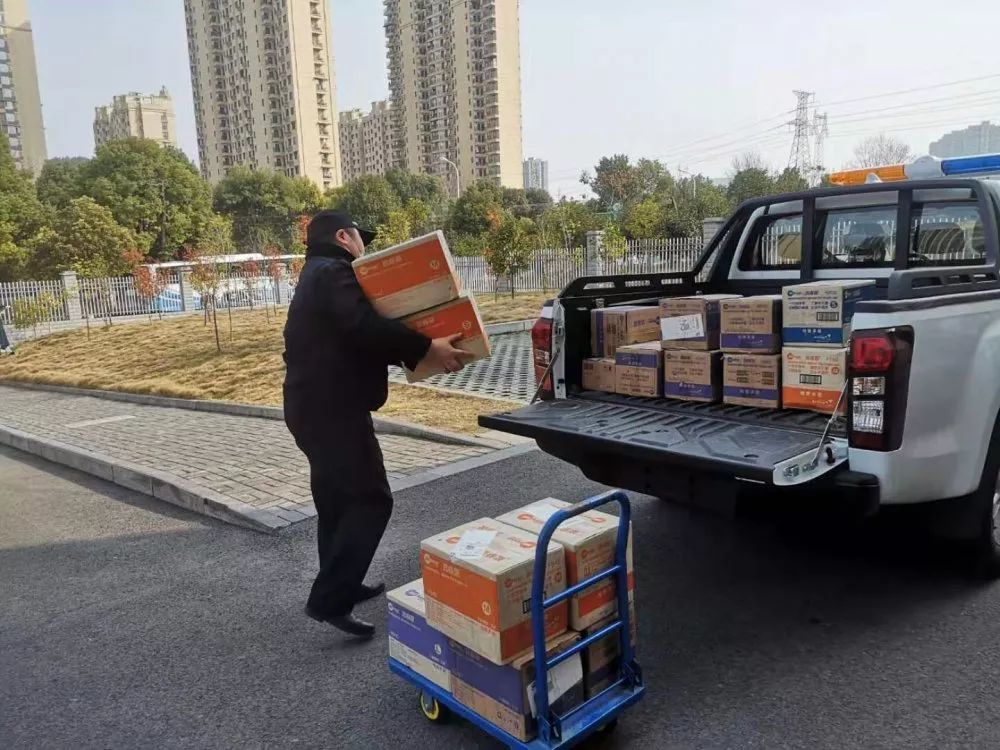 站得出来冲得上去西陵城管运送防疫物资跑出加速度