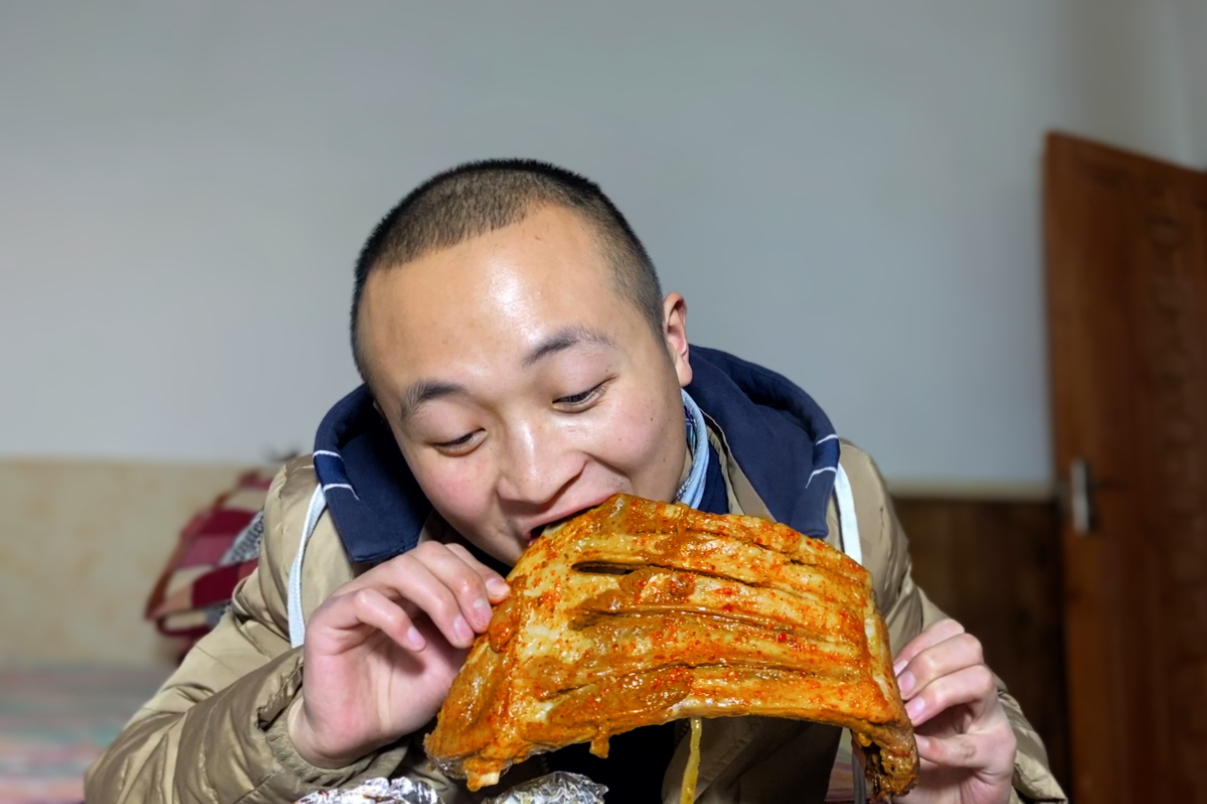 网上超火的土坑烧羊排,好吃吗?大冬做100块羊排,这味道绝了