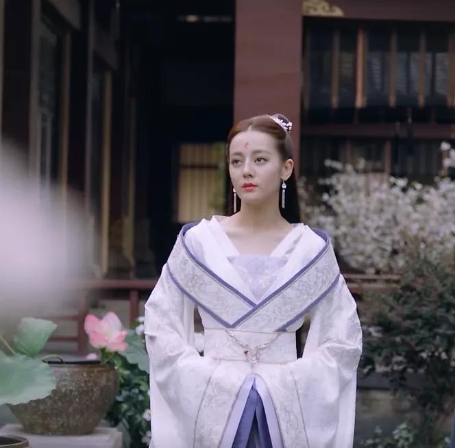 凤九在凡间衣服穿的最好看的一回比封王后时穿的还要美