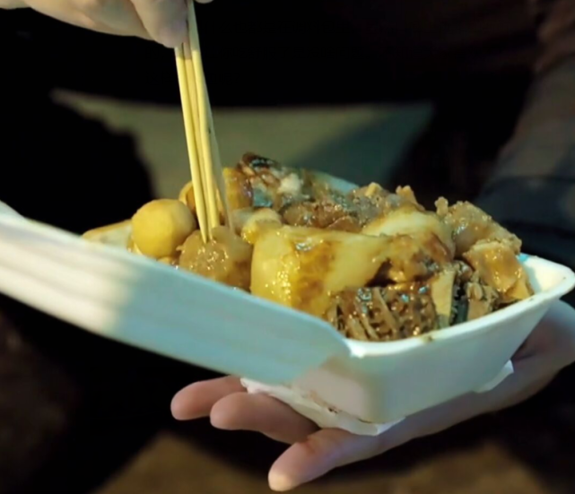 这一期吃播是在澳门,挑爷偶遇了澳门的一个牛杂摊位