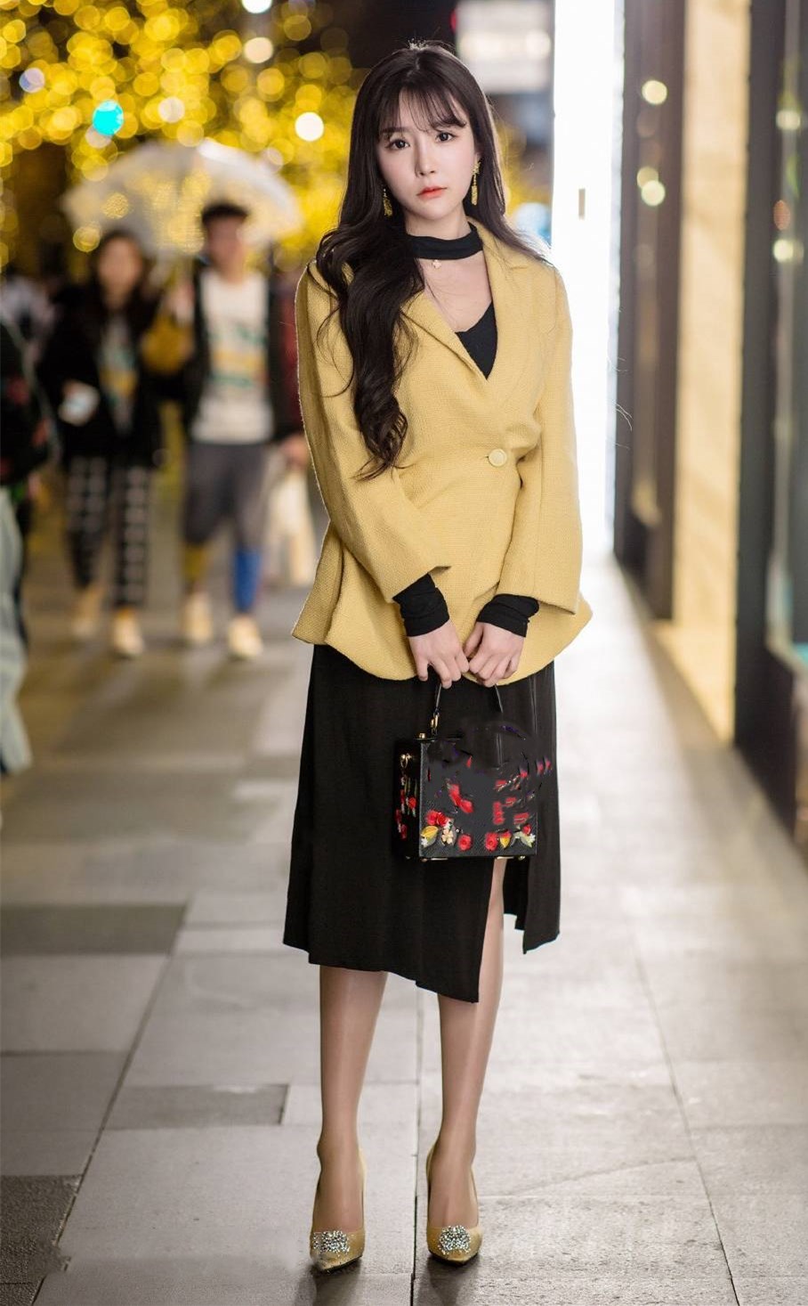 黑色是经典的色调,黑色调的服装给人一种神秘的感觉却不张扬,美女一件