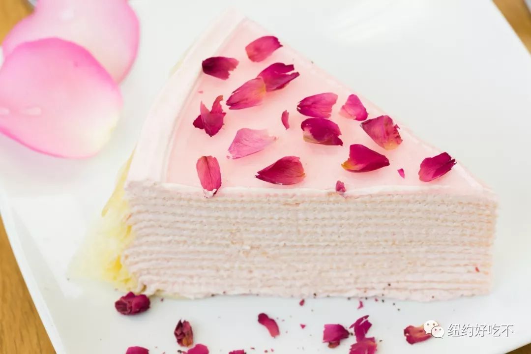 每对情侣赠送一片玫瑰千层蛋糕和一枝玫瑰花;3.