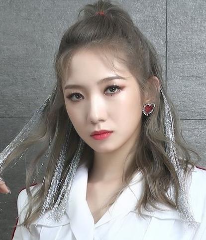 孟美岐的眼妆有多重要看到她的纯素颜再也不羡慕明星了