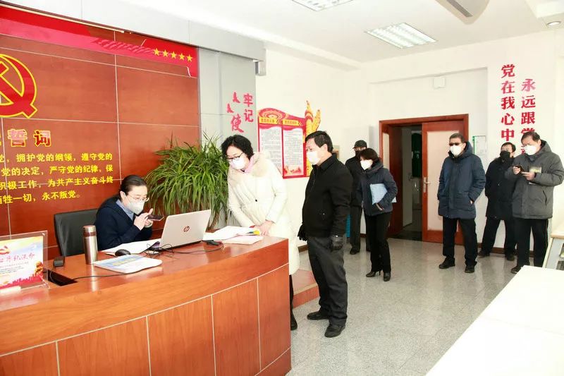 马希荣深入四十七中学高三年级,观看了亓凯老师,李纯静老师即时网上