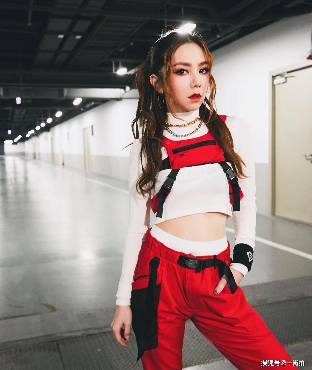 原创邓紫棋晒泳装照穿u型露背泳衣一展傲人身材蜜桃臀获好评