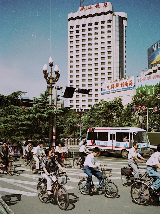 九十年代成都记忆已拆除的电信钟楼尖东名店前时尚女孩