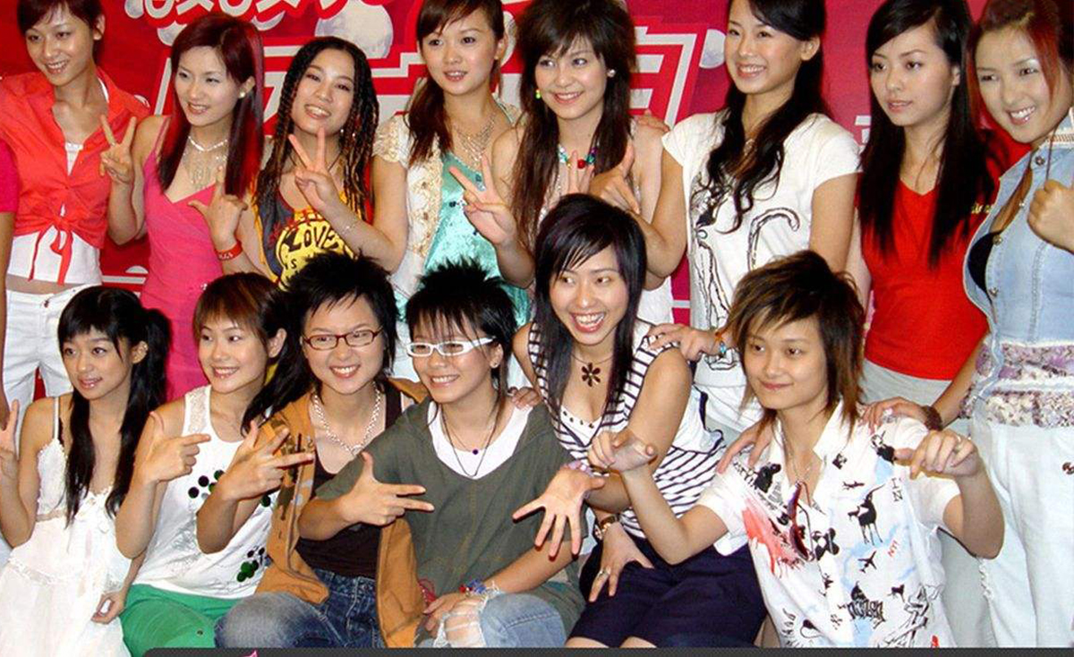 原创超女冠军跑商演谋生穿短裙不停摇摆卖力演唱画面略显心酸