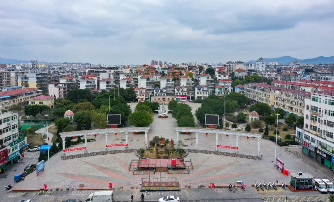 人民广场人流鼎盛等樱花节时的人潮涌动等早餐店的炒粉都来不及盛等