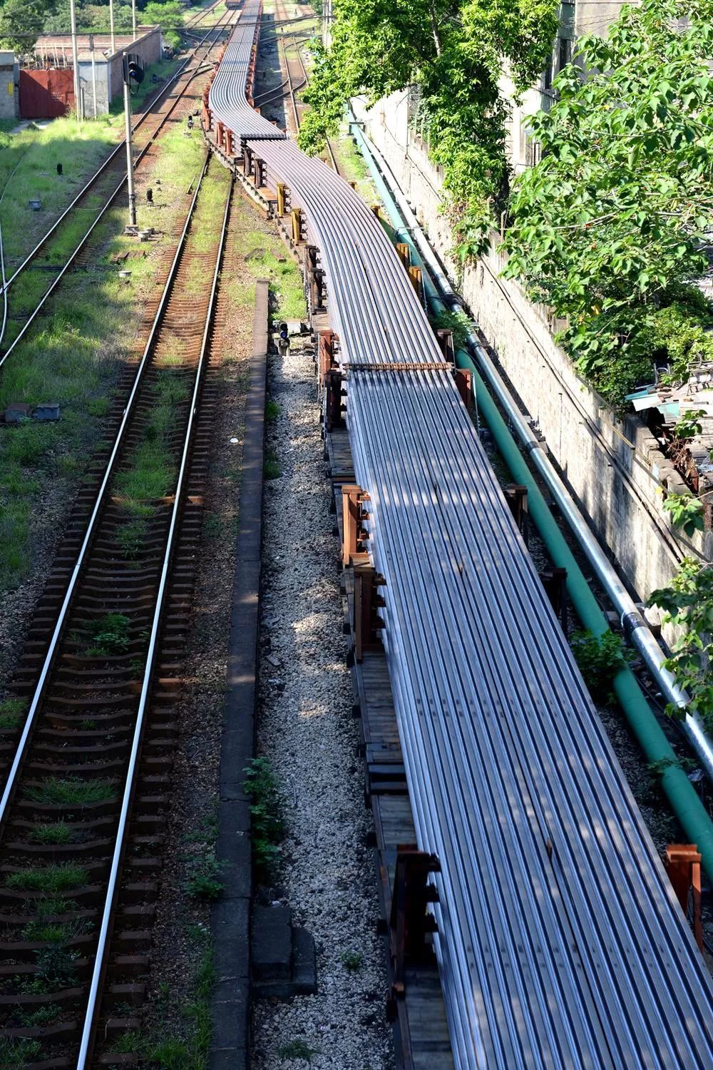 一辆装载百米钢轨的火车缓缓驶离弄弄坪厂区,将发往广州铁路局石龙站.