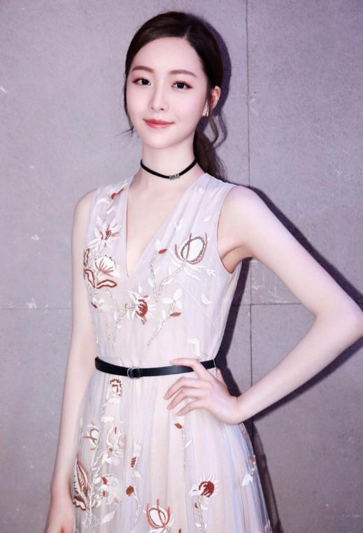 有一种好身材叫做赵尧珂,元宵节一身红出镜,美得让人流鼻血