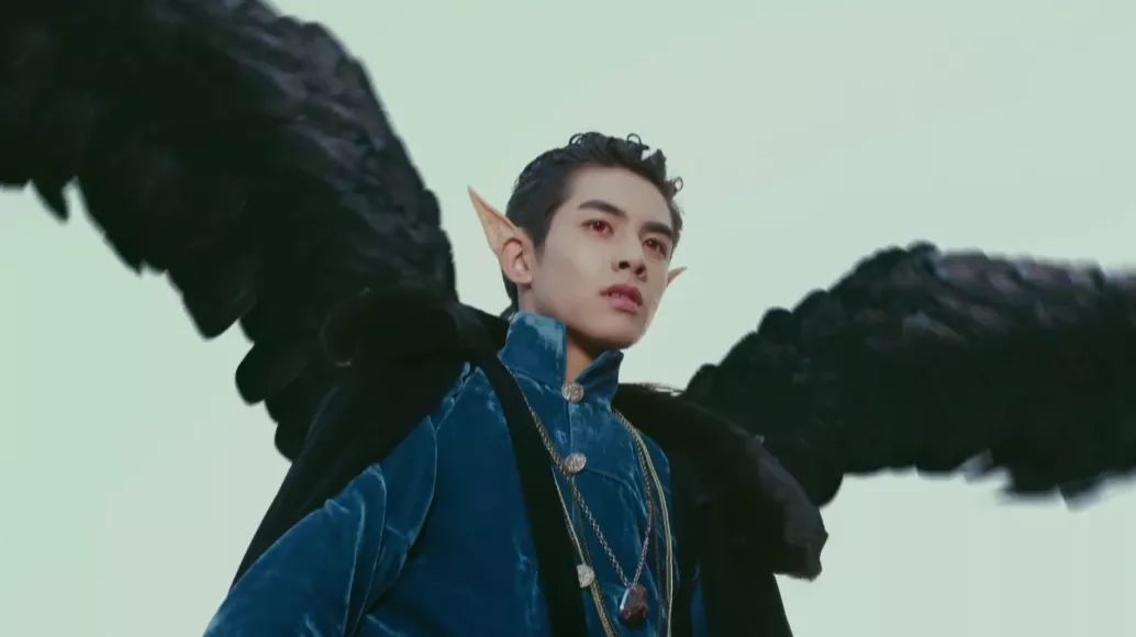 比如《半妖倾城》中的应龙,辣眼得让粉丝在弹幕上呼唤,不要再接这种剧