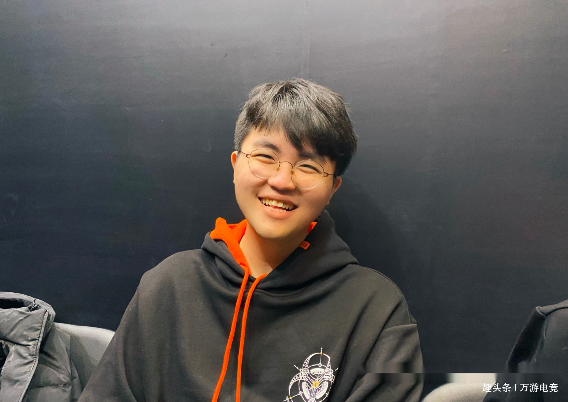 姿态排到小天和圣枪哥,直言这把他躺好了,结果却让姿态笑开了花_潘森